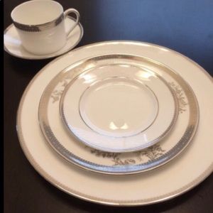 Vera Wang Wedgewood China 5 PC place setting